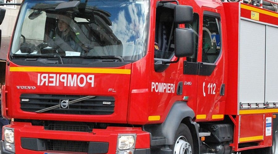 Un autocamion a luat foc pe Drumul Județean 106